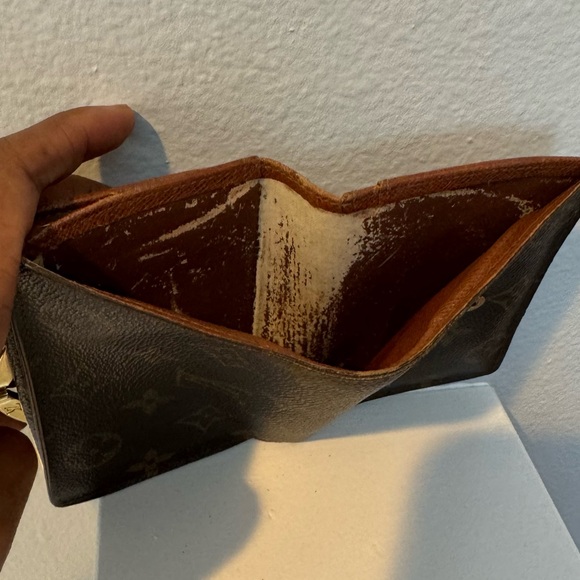 Louis Vuitton Kiss Wallet - Picture 8 of 14